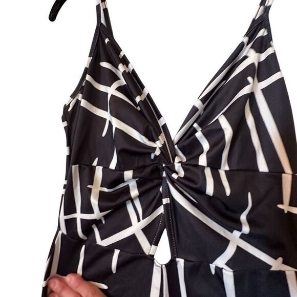 Soho Chic Geometric Sleeveless Keyhole Cutout One Piece Black White Jumpsuit Sma - Picture 2 of 7